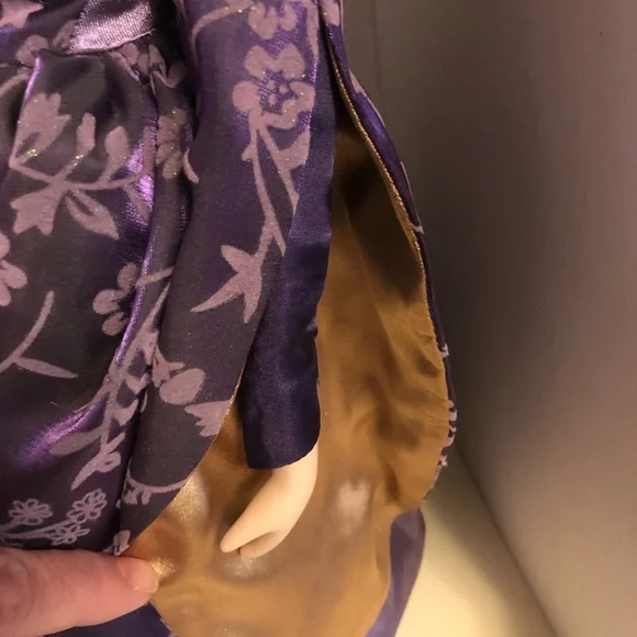 Gorgeous Porcelain Doll (Collectors Item) - Picture 5 of 9